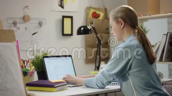 年轻疲惫的学生在笔记本电脑上写代码喝咖啡视频的预览图