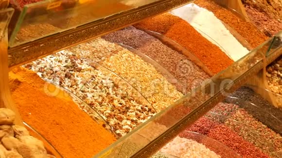 阿拉伯或土耳其市场柜台上的各种香料和茶视频的预览图