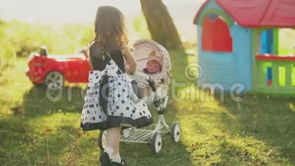 带着婴儿车走的女孩视频的预览图