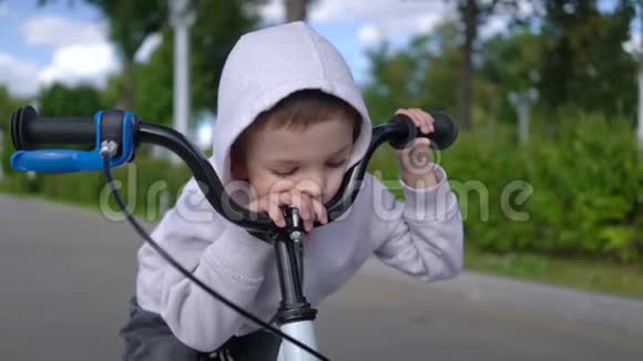 可爱的34岁男孩学习骑第一跑平衡自行车视频的预览图