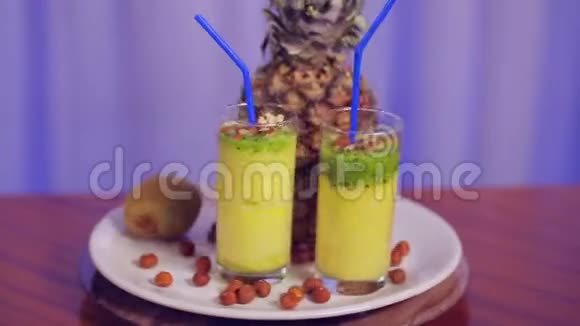 一个杯子上面放着水果和坚果的白色盘子和一个手势课视频的预览图