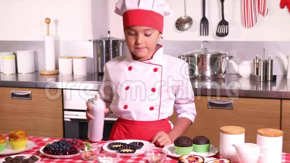 小女孩用奶油做蛋糕视频的预览图