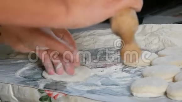 女性手用面团包乌克兰国家饺子自制烘焙视频的预览图