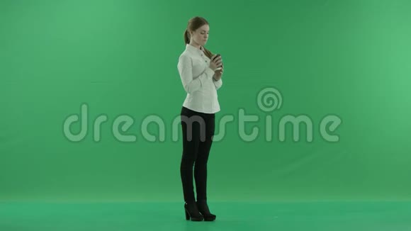 商务女性正在喝一杯咖啡或茶她穿着正式的衣服白色衬衫和黑色裤子女商人视频的预览图