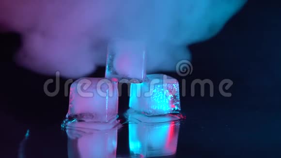 三个冰块躺在镜子桌上上面有粉红色和蓝色的烟视频的预览图
