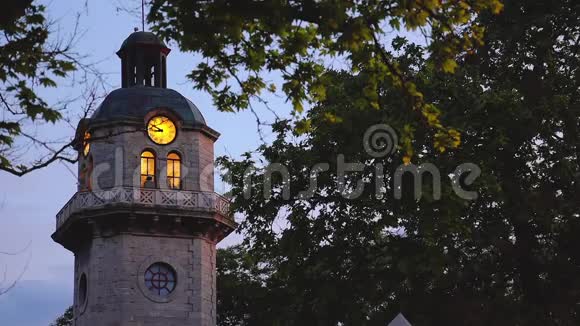 日落和老钟塔在市中心的瓦尔纳保加利亚城市地标视频的预览图