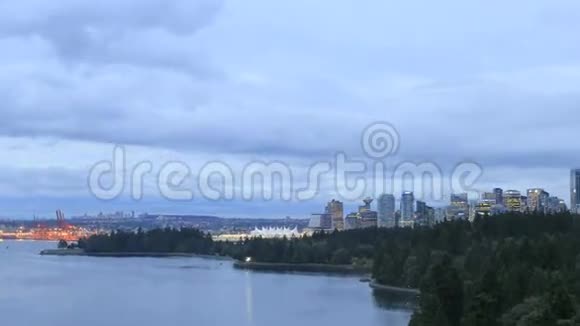 加拿大温哥华城市天际线蓝色时刻赤柱公园海涛的交通视频的预览图