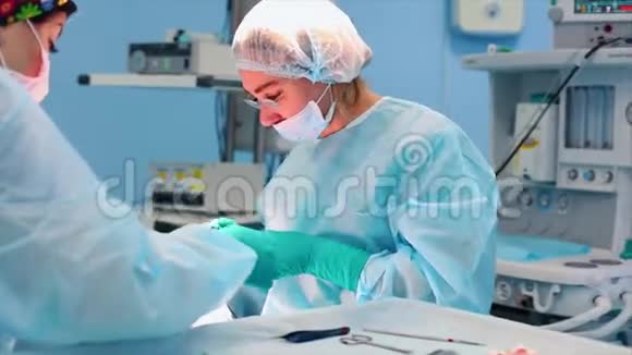 由外科专家组成的医疗队在医院的现代化手术室工作进行小组准备工作视频的预览图