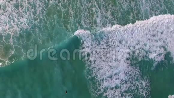 以冲浪者视角的海洋鸟瞰图视频的预览图