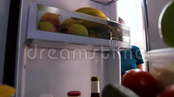 冰箱智能手机上的食物清单视频的预览图
