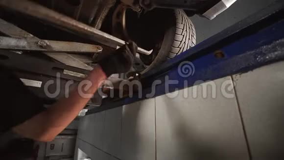 机械师站在坑里检查汽车服务站的悬挂悬挂修理车辆坑车轮视频的预览图