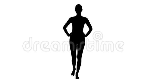 适合和运动的女孩穿白色内衣赤脚行走双手在她的臀部视频的预览图
