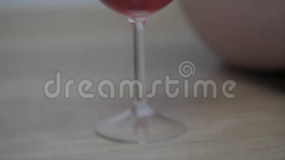 女人用手指品尝葡萄酒视频的预览图