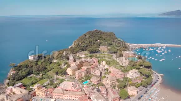 空中射击意大利利古里亚镇SestriLevante拥有美丽海湾和舒适房屋的度假小镇视频的预览图