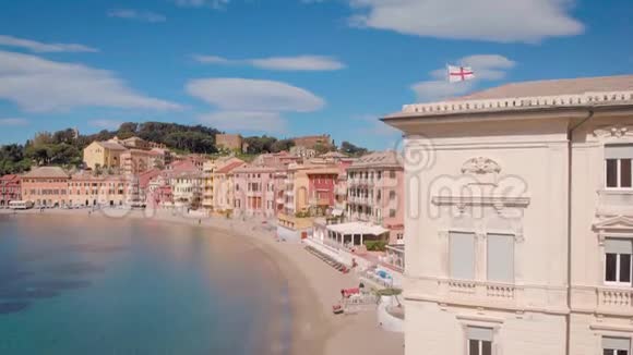空中射击意大利利古里亚镇SestriLevante拥有美丽海湾的度假小镇和舒适的房屋视频的预览图