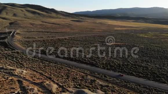 内华达州里诺附近沙漠公路上的无人机镜头视频的预览图