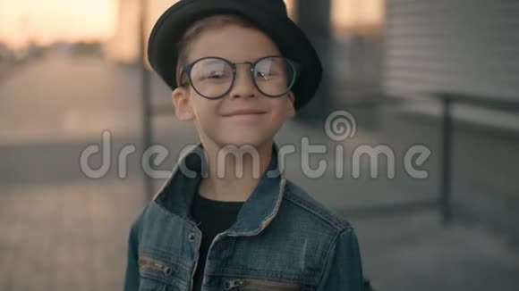 戴眼镜的聪明男孩快乐聪明的模特看着镜头微笑的画像视频的预览图