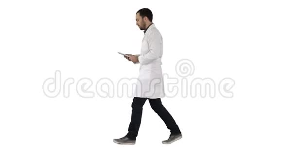 医生在白色背景下行走时使用标签视频的预览图