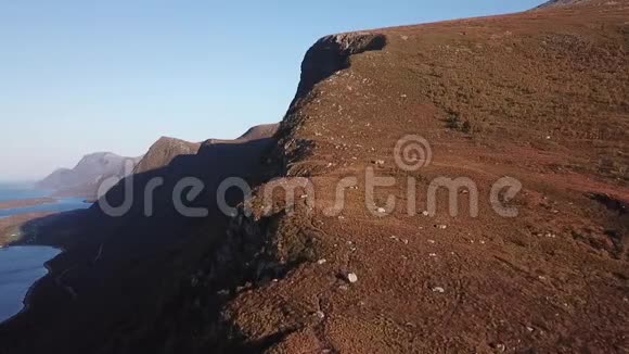 挪威山区上空的空中镜头视频的预览图