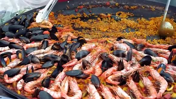 海鲜饭虾米和贻贝视频的预览图