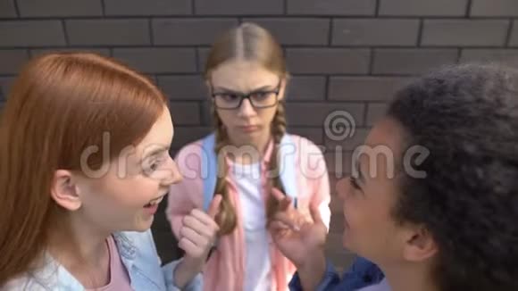 女学生笑羞同学戴眼镜学校骚扰视频的预览图
