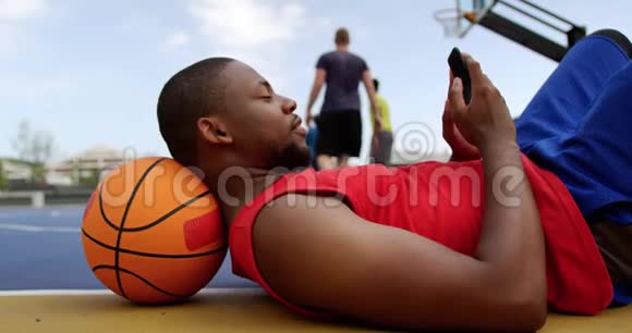 篮球运动员用手机说话视频的预览图