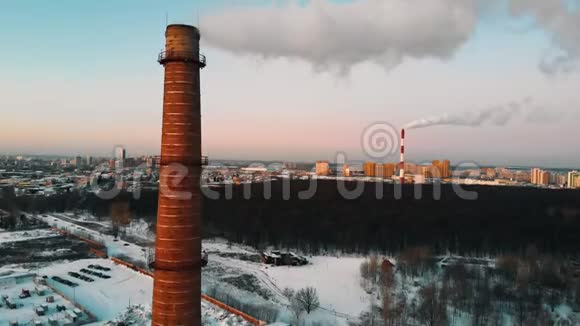 污染一个大的工业管道污染空气日光视频的预览图