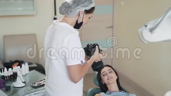 牙科医生为病人在牙科治疗后微笑慢动作拍照视频的预览图