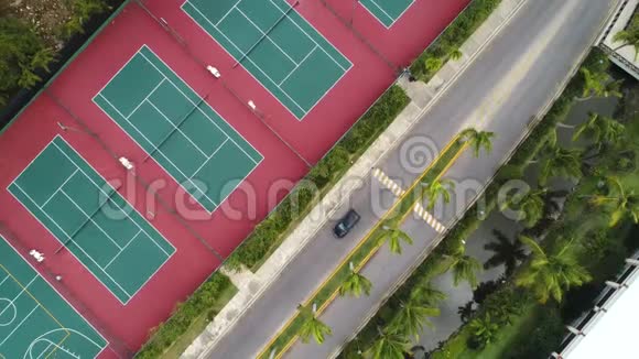 带网球篮球和排球场的热带度假胜地的空中顶部景观视频的预览图