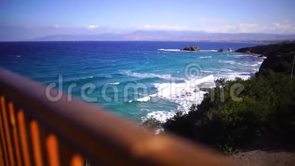 在阳光明媚的夏日欣赏风景如画的海滨蓝天和清澈的海浪塞浦路斯慢动作视频的预览图