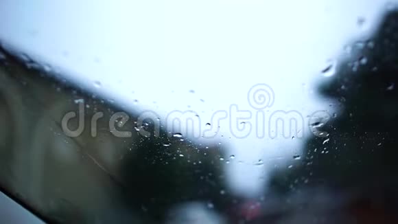 从带工作雨刷的汽车玻璃上看到模糊的多雾道路特写镜头视频的预览图