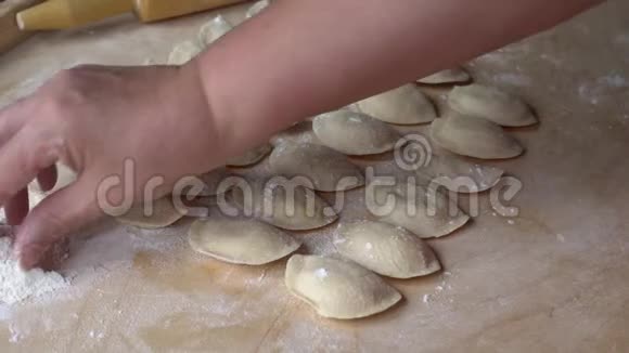 厨房里的女人教桌上的饺子做饭视频的预览图