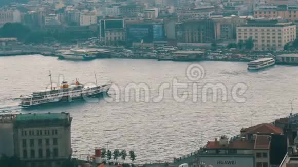 美丽伊斯坦布尔的全景桥船屋顶汽车房子天空从举世闻名的高地俯瞰视频的预览图