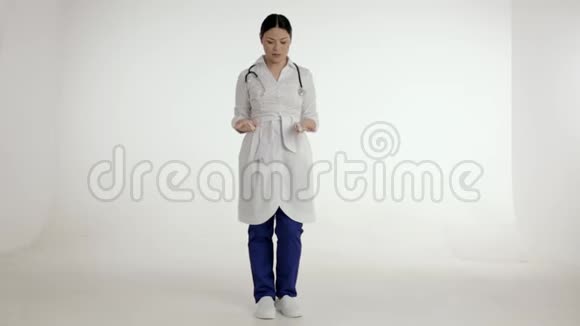 美丽的亚洲女医生展示了一些东西视频的预览图