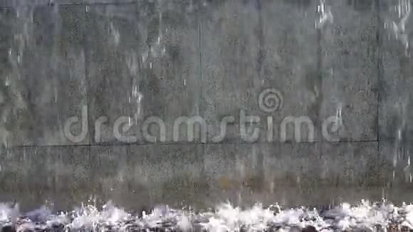 水沿着背景墙上的瀑布流下来视频的预览图