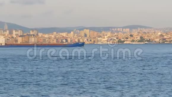 土耳其伊斯坦布尔从马尔马拉海俯瞰城市海岸货船和其他船只在那里航行视频的预览图
