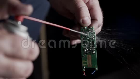 关闭师傅用烙铁修理电子设备动作慢视频的预览图