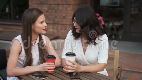 同事们谈论一杯咖啡商务女性坐在夏天的咖啡馆里聊天视频的预览图