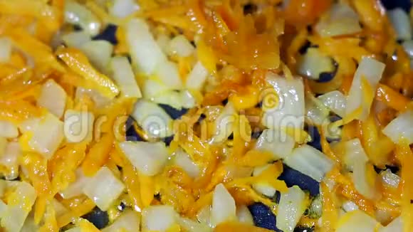 用胡萝卜和洋葱在锅里烤蔬菜视频的预览图