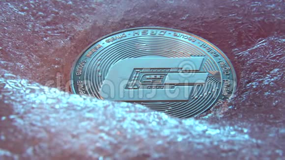 银达什币在线数字货币冻结在蓝色的冰中区块链概念密码市场崩盘冷冻密码钱视频的预览图