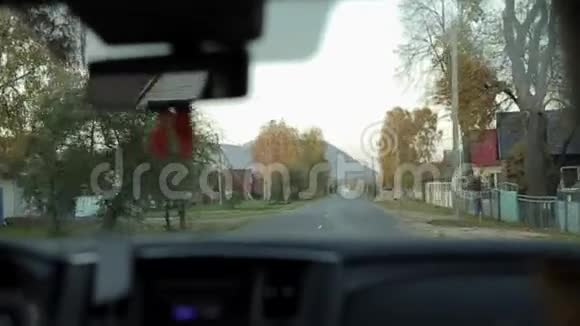 日出时在乡间柏油路上开车从车内看风景视频的预览图