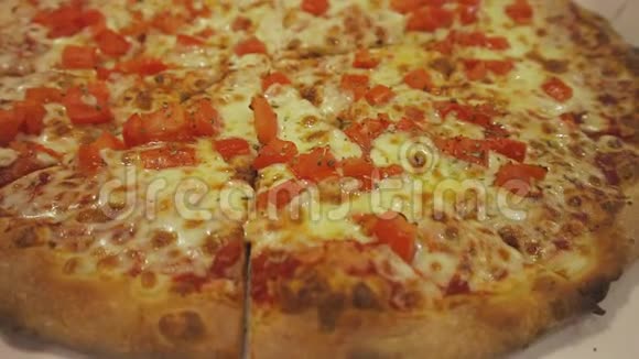 新鲜披萨里面有西红柿和奶酪视频的预览图