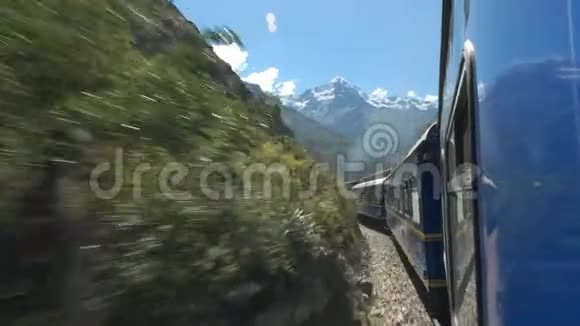 从马丘比丘的秘鲁铁路列车车窗上的景色视频的预览图