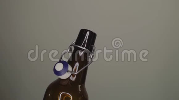 在白色背景下用啤酒瓶关上了哈德斯的眼镜慢动作镜头视频的预览图