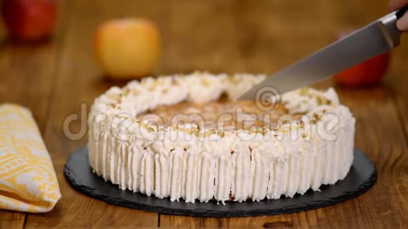 用苹果和鲜奶油馅切成美味的蛋糕视频的预览图