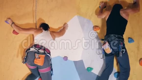 两个男人和两个女人在一个健身房的巨石过程中视频的预览图