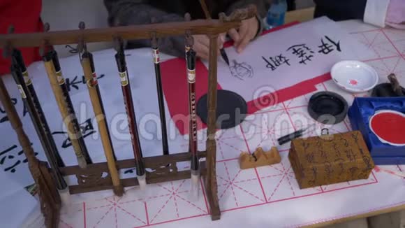 慢动作用大笔墨毛笔和邮票特写日本传统书法视频的预览图