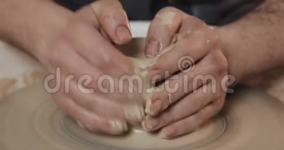波特用粘土制作陶器用白泥制作陶瓷制品扭曲锅的车轮男子手视频的预览图