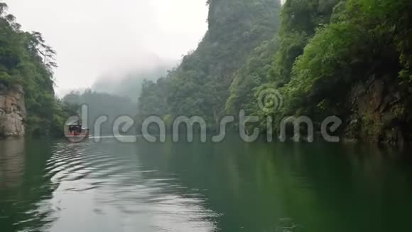 沿着河流航行欣赏张家界山脉覆盖的雨林视频的预览图