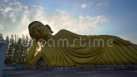 在泰国普吉岛的WatSrisoonthorn寺庙里躺着的佛陀雕像的时间推移拍摄旅费视频的预览图